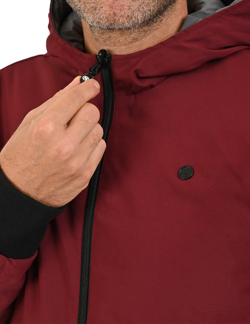 Chamarra PORTFOLIO para caballero doble vista en tono vino.